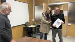 La concejala Natalia Hermida entrega el diploma a uno de los alumnos