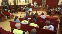 Trabajadores de Emafesa acudieron a la sesin plenaria tras protagonizar una protesta en el exterior del Concello.