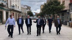 El alcalde, en el centro, antes de la firma del acta de recepci�n de la obra