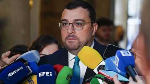 El presidente del Principado, Adri�n Barb�n, atiende a los medios de comunicaci�n con motivo de la entrega de los Premios Princesa de Asturias 2026l, este viernes en el Hotel Reconquista de Oviedo