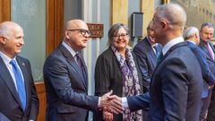 Baltar, saludando el presidente del Senado, Ander Gil.