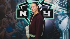 La ala p�vot ourensana, Raquel Carrera, en su llegada al Barclays Center de Brooklyn para disputar el primer partido con las New York Liberty