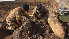 Artificieros del Ej�rcito italiano participan en las labores de retirada de las bombas