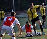 El jugador del Ameixenda, V�ctor, lleva un bal�n ante el Lira. 