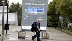 Un peregrino camina por las instalaciones del Monte do Gozo de Santiago