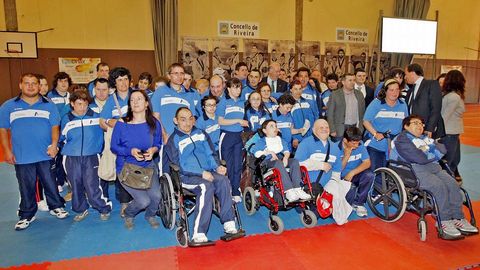 VISITA DE VICENTE DEL BOSQUE A RIBEIRA PARA RECIBIR PREMIO DEL CLUB DE TAEKUONDO NATURAL SPORT VIDELGI. CHICOS DE AMICOS