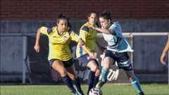 Tamara y Aida participan en una jugada en el partido
