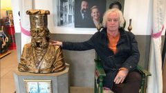 Peter Buck, con la figura de Carlos Folgueira, O Rei das Tartas