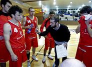 Alberto G�mez da instrucciones en un tiempo muerto en un partido de la liga EBA.