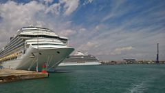 Imagen de archivo de varios cruceros en el puerto de Valencia, donde fueron denunciados los hechos