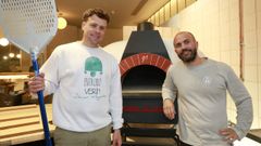Chisco Jim�nez (derecha) y Esteban Pousadas, este martes en el local que van a abrir a finales de mes en A Coru�a