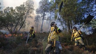 As� trabajan los bomberos forestales en el complicado incendio de Quiroga