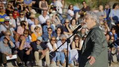El escritor Manuel Rivas, durante la celebraci�n de la fiesta de la Poes�a Atl�ntica en la playa de As Lapas de A Coru�a