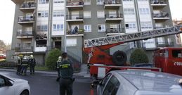 Siete bomberos del parque municipal de Santiago se desplazaron a Teo para sofocar el fuego. 