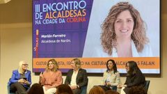 Mari�n Ferreiro -en la imagen, segunda por la izquierda- durante su intervenci�n.