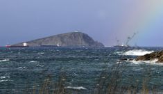<span lang= es-es >Mercantes al abrigo en San Rom�n</span>. Viento y mar de fondo con olas de hasta cinco metros de altura dificultaron la pesca de la flota de bajura de A Mari�a y llevaron a varios mercantes a guarecerse del temporal en zonas como la de San Rom�n, en O Vicedo, donde ayer hab�a 6 fondeados. 