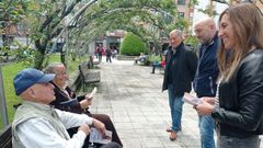 La candidata del PP de Gij�n, �ngela Pumariega, reparte informaci�n electoral