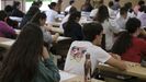 Alumnos se examinan de la EBAU en el campus del Mil�n
