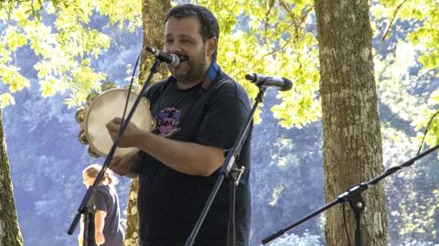 Richi Cass hablar en Outeiro de Rei sobre las cantareiras.