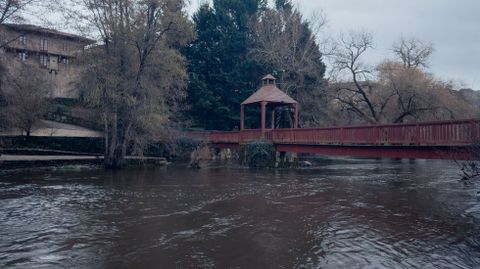 El r�o Arnoia sigue desbordado a su paso por Allariz.