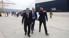 El vicepresidente de SAIC, Wu Bing (izda.) junto a otros directivos del grupo con el Anji Forever al fondo.