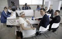 Pedro S�nchez, con el comit� de expertos que prepara el programa electoral del PSOE. 