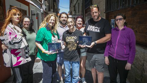 La Asociaci�n Recreativa e Cultural R�a do Sal entreg� los dos cheques del dinero recaudado con el Chopo Saleiro a los responsables de la asociaci�n ELA Galicia y del Club de Remo N�utico de Ribeira