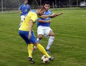 Rub�n D�az, de frente, en un partido del Atl�tico Escair�n en el campo de O Savi�ao. 