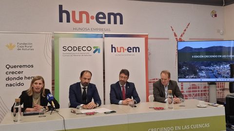 La directora de Fundaci�n Caja Rural de Asturias, Eva Pando; el presidente de Sodeco, Antonio Crespo; el presidente del Grupo Hunosa, Enrique Fern�ndez, y el director de Programas de Fundaci�n Bot�n, Javier Garc�a Ca�ete