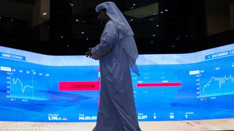 Un br�ker operando en la bolsa de Dub�i este jueves.