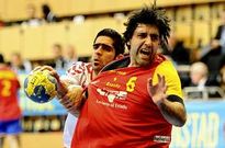 Rub�n Garabaya, autor de cuatro goles, trata de librarse del acoso de un rival