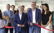 David Regades, representando a la Zona Franca de Vigo, y Juan Gonz�lez, alcalde de Nigr�n, cortan la cinta de inauguraci�n de las instalaciones del CTBio-LAB