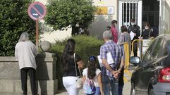 Cola de personas esperando a las puertas de las dependencias de la Polic�a Nacional en San Amaro.