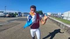 Nico Rodr��guez, en la isla de Enoshima, celebra con la bandera gallega la medalla de bronce
