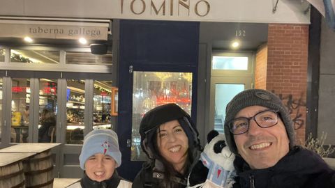 Daniel Clemente, con su familia, en el Tomi�o, la sede de la pe�a de Nueva York.