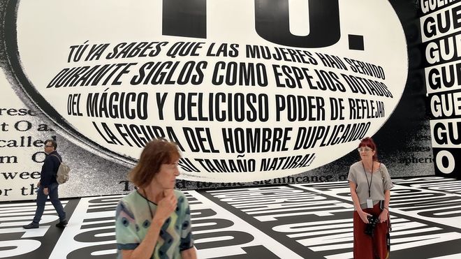 Frase tomada de Una habitacin propia de Virginia Woolf que ocupa la pared de una de las salas en una denuncia de la desigualdad de gnero. 
