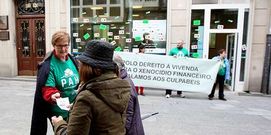 Miembros de una platraforma se concentraron ante la sucursal.