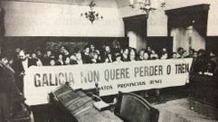 Protesta de los sindicatos ferroviarios en el sal�n de plenos en la �poca en la que se plante� la variante