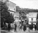 Los dos primeros edificios, a la izquierda, de la familia Riestra.