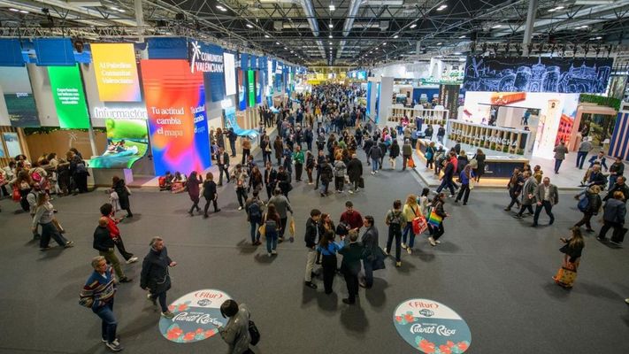 Expositores de varias instituciones en la feria de turismo Fitur. La Administraci�n p�blica, junto a la hosteler�a, son los sectores con que cargan con la mayor demora en el pago a proveedores.