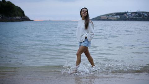 Mar�a Eugenia Gil Soriano, en la playa de Canide, su rinc�n preferido en verano.