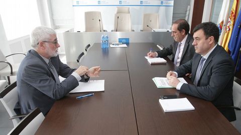 El rector se reuni con los conselleiros de Educacin y Facenda. 