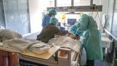 Personal del Marcide atiende a un paciente con covid en la uci, en una imagen de archivo