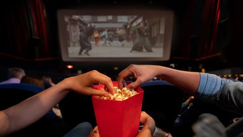 Espectadores con palomitas en el cine
