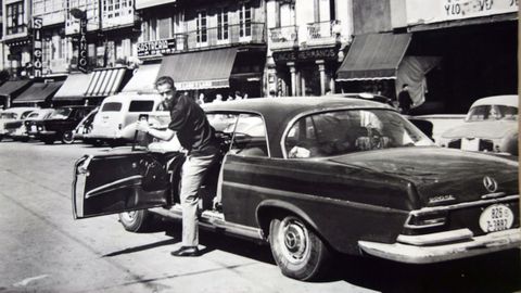 Luis Surez, saliendo de su Mercedes 220 SE en La Marina de A Corua