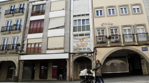 Otro de los edificios que se vende en la plaza de O Curro noiesa