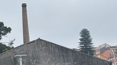 A cheminea da antiga f�brica de Nafonso en Casti�eiras levantase ergueita mirando cara � o ceo