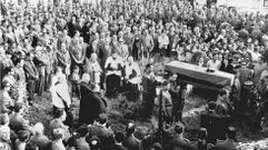 Fotograf�a de archivo, tomada el 07/06/1968, en Malpica, del entierro del agente de la Guardia Civil, Jos� Antonio Pardines Arcay