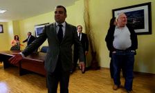 Gonz�lez, presidente de la gestora; a su derecha Pe�n P�rez, su suegro, vocal y excalde de Oza.