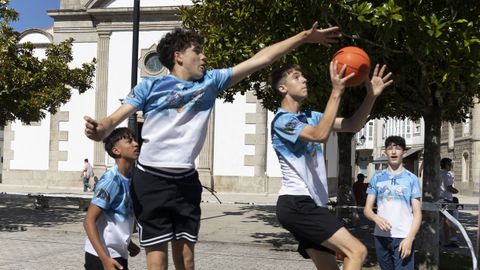 Entre las disciplinas ofertadas ayer en Cee se encontraba el baloncesto.